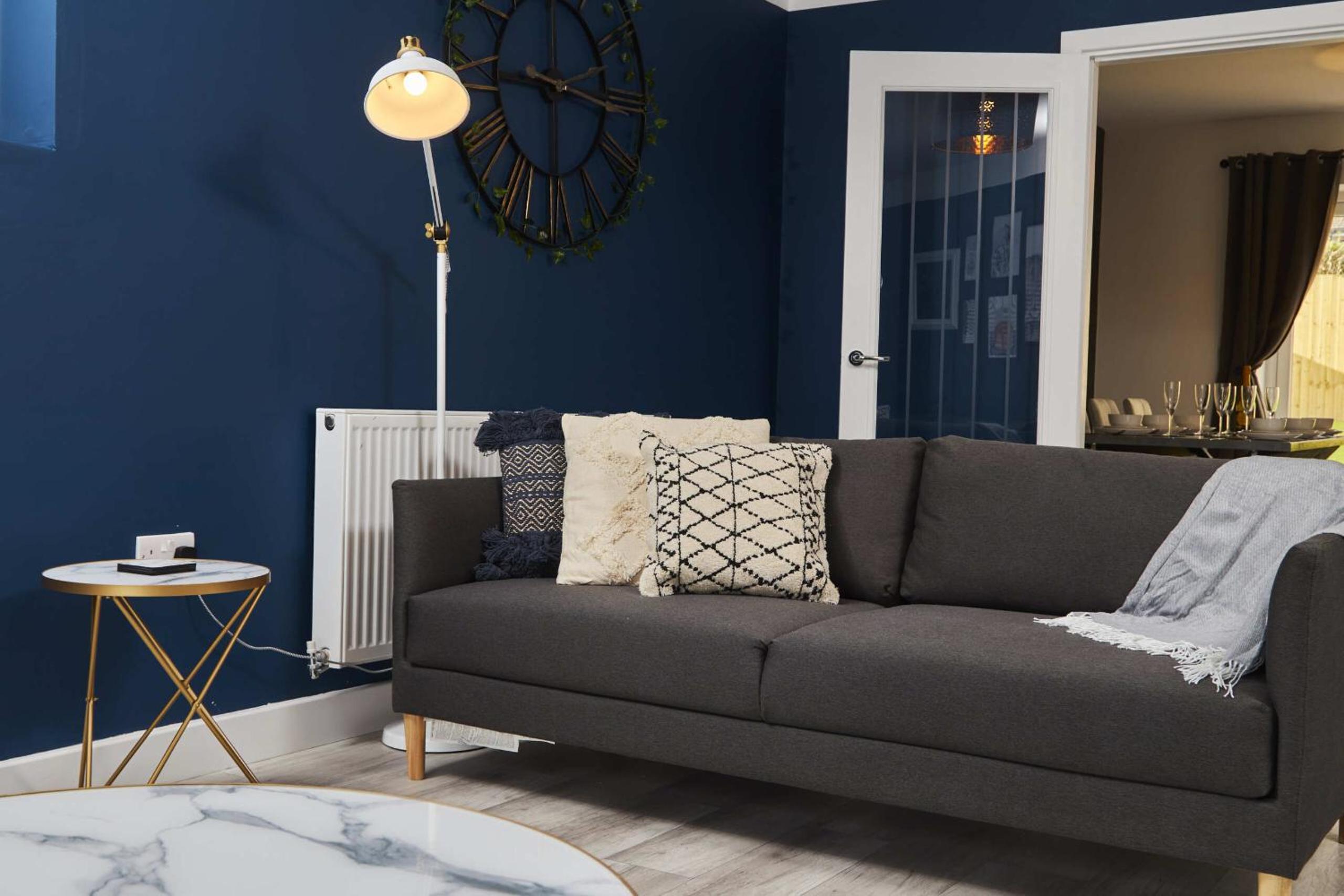 Luxurious 4Bedroom House By Homebird Property Management Short Lets & Serviced Accommodation Leeds With Private Parking, Garden & Patio Area view 5