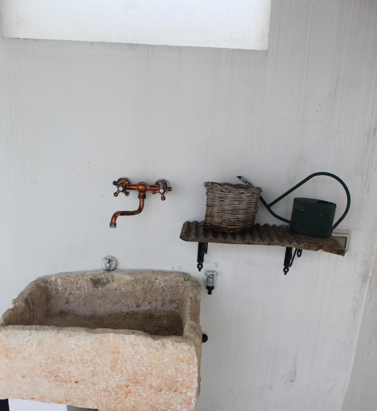 Nel Vico Antico en Ostuni — bathroom