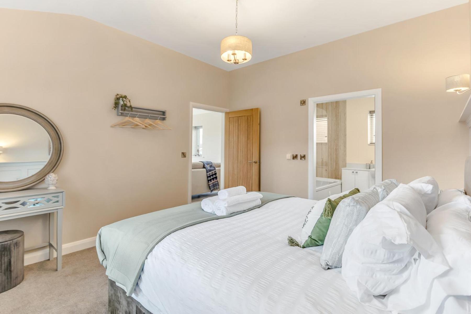 Cozy Luxury Cabin Retreat with Superking Bed view 4