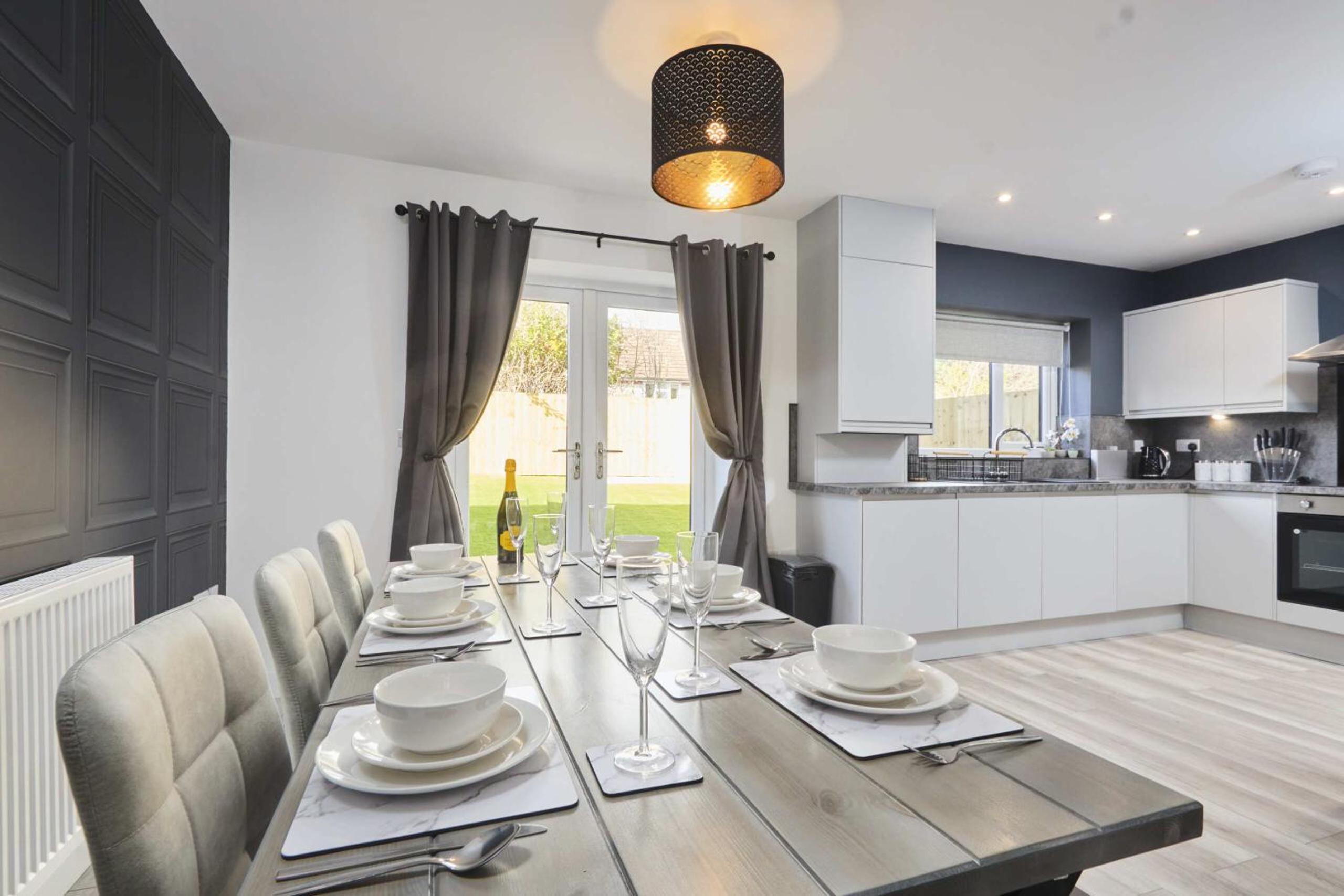 Spacious 4BDR House By Homebird Property Management Short Lets & Serviced Accommodation Leeds With Private Parking & Garden view 2