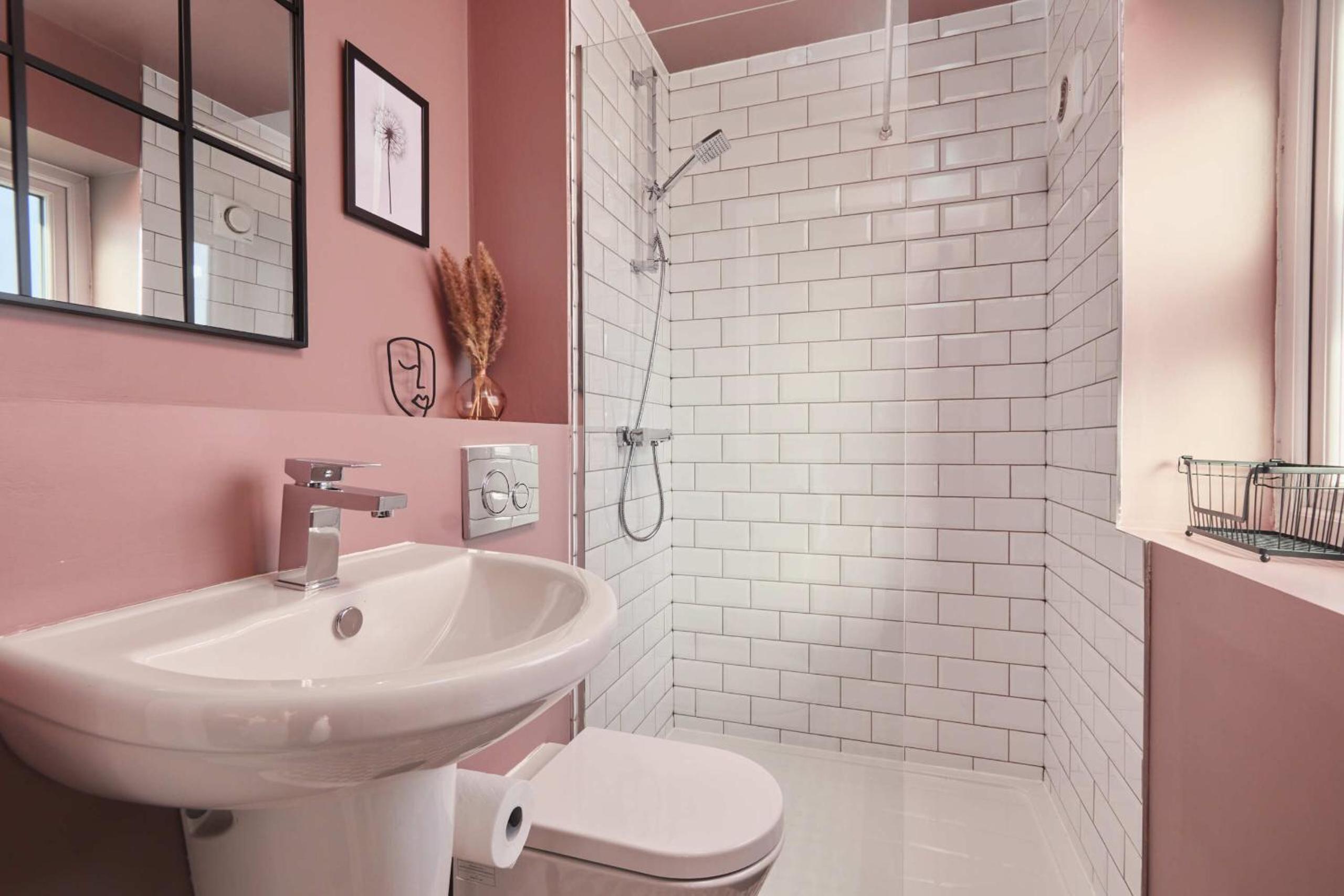 Spacious 4BDR House By Homebird Property Management Short Lets & Serviced Accommodation Leeds With Private Parking & Garden view 3