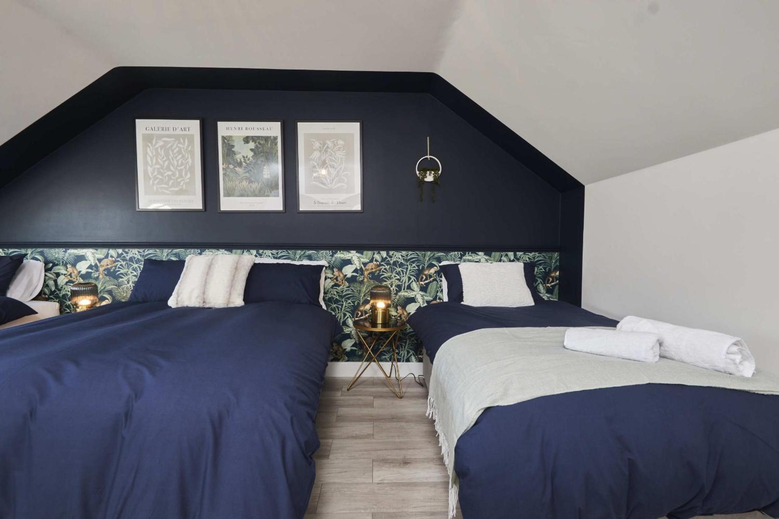 Spacious 4BDR House By Homebird Property Management Short Lets & Serviced Accommodation Leeds With Private Parking & Garden view 5