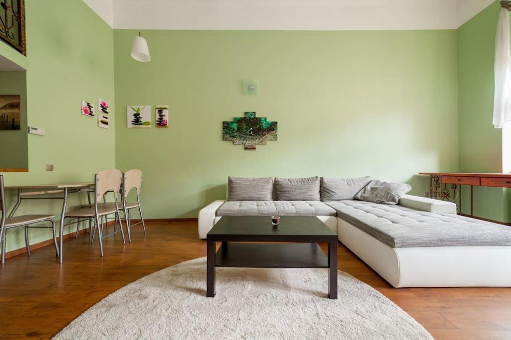 Main Street Apartment / Heart of BP