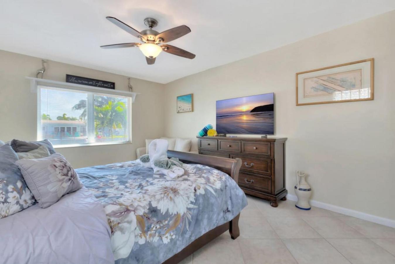 Casa by The Cove 3 bedroom 2 bath plus Office Intracoastal Front with Heated Pool and Spa view 4