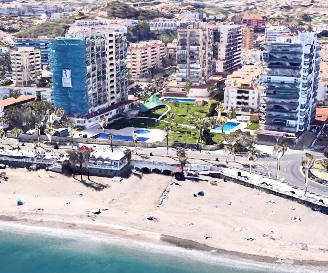 PRECIOSO ESTUDIO FRENTE AL MAR CON PISCINA
