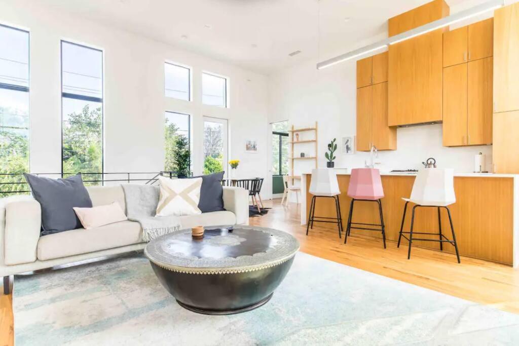 Glamorous Perfectly Located Luxury 2 Bed Townhome