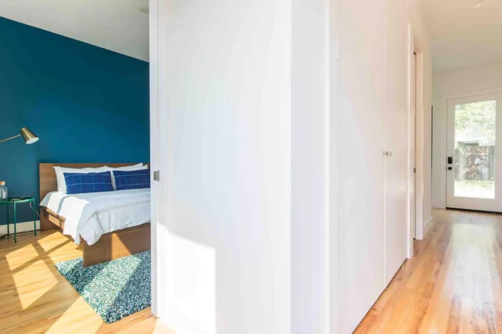 Glamorous Perfectly Located Luxury 2 Bed Townhome