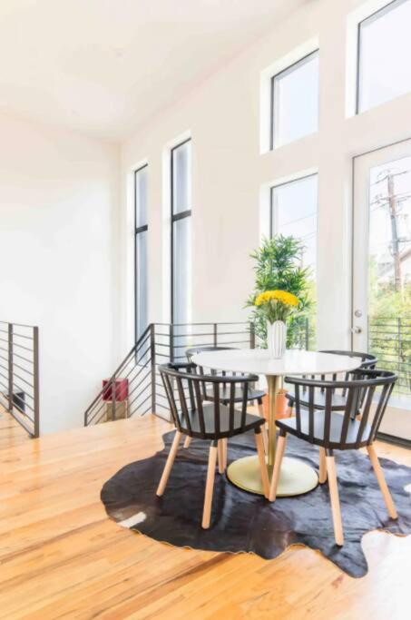 Glamorous Perfectly Located Luxury 2 Bed Townhome