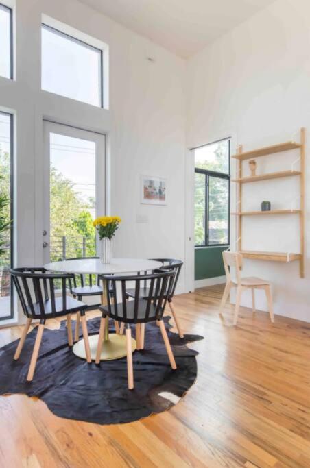 Glamorous Perfectly Located Luxury 2 Bed Townhome
