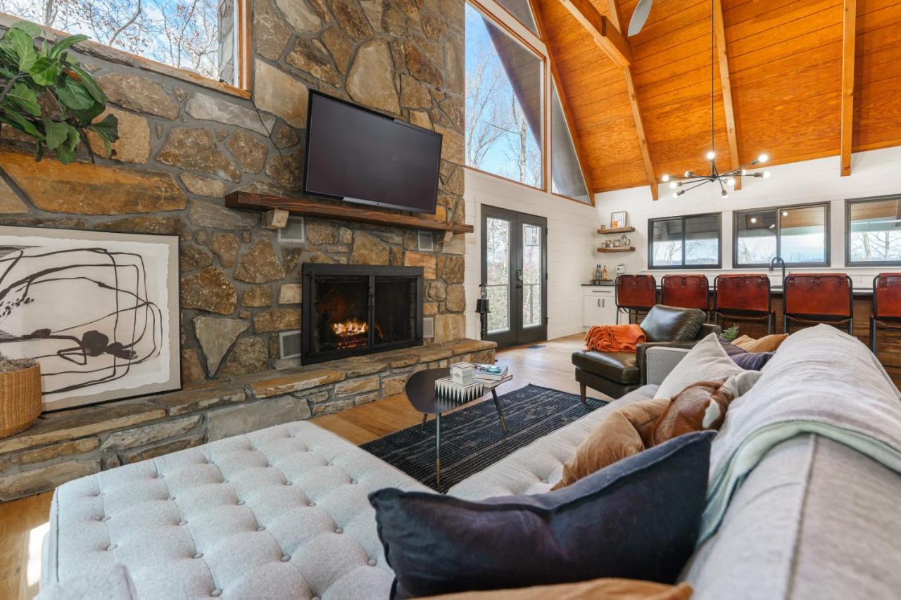 Smokys Landing Disc Golf Game Room Hot Tub