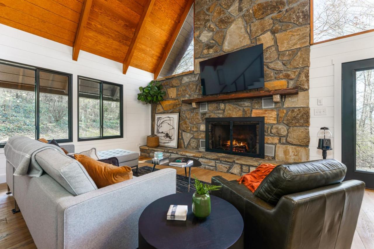 Smokys Landing Disc Golf Game Room Hot Tub
