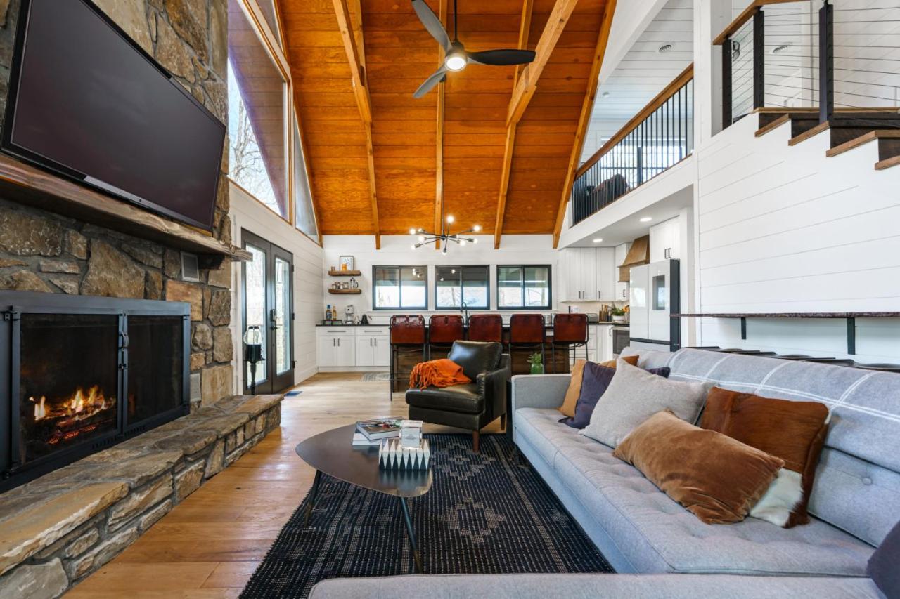Smokys Landing Disc Golf Game Room Hot Tub