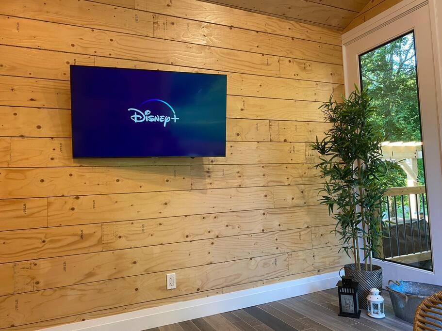 Disconnect From Reality/ River House/Hot Tub/Pet Friendly