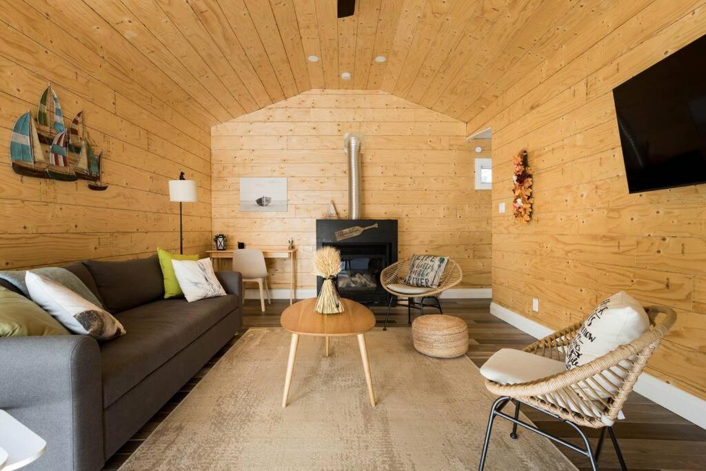 Disconnect From Reality/ River House/Hot Tub/Pet Friendly