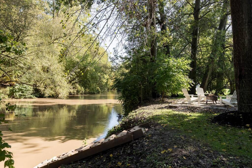 Disconnect From Reality/ River House/Hot Tub/Pet Friendly