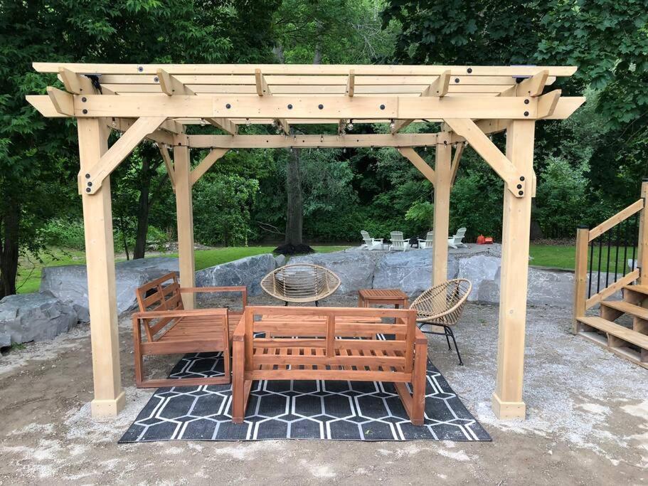 Disconnect From Reality/ River House/Hot Tub/Pet Friendly