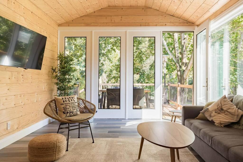 Disconnect From Reality/ River House/Hot Tub/Pet Friendly