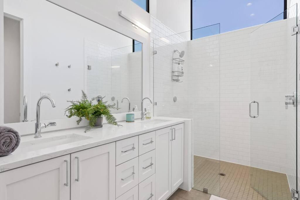 Beautiful Perfectly Located Luxury 2 Bed Townhome view 4