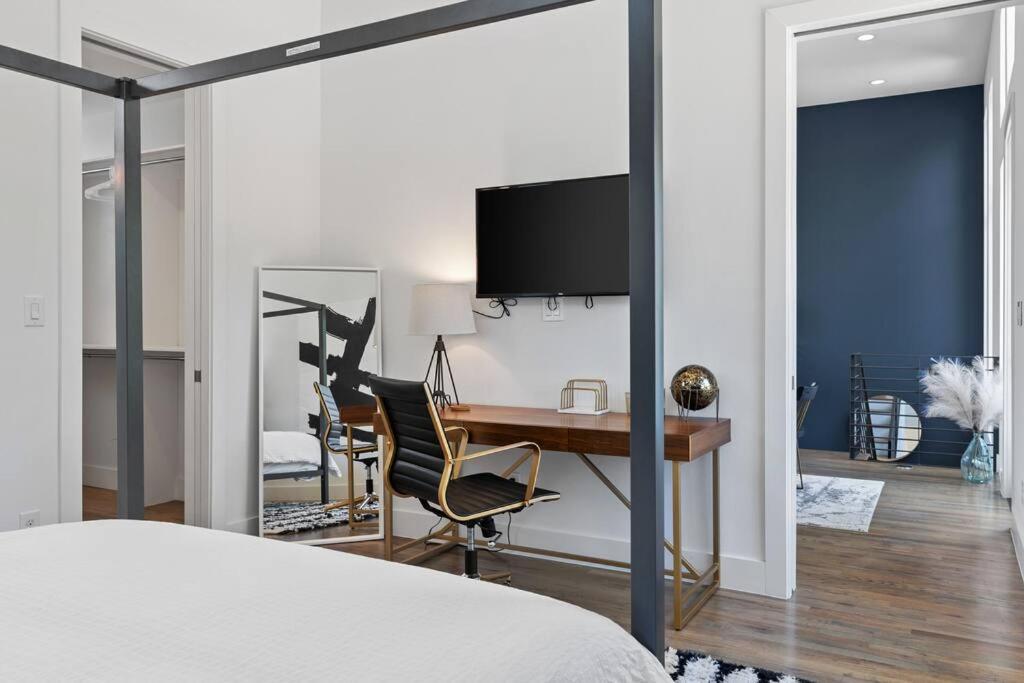 Beautiful Perfectly Located Luxury 2 Bed Townhome view 3