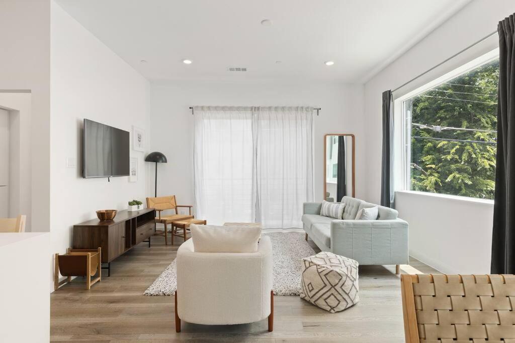 Deluxe 2-Bed Townhome close to everything! view 2