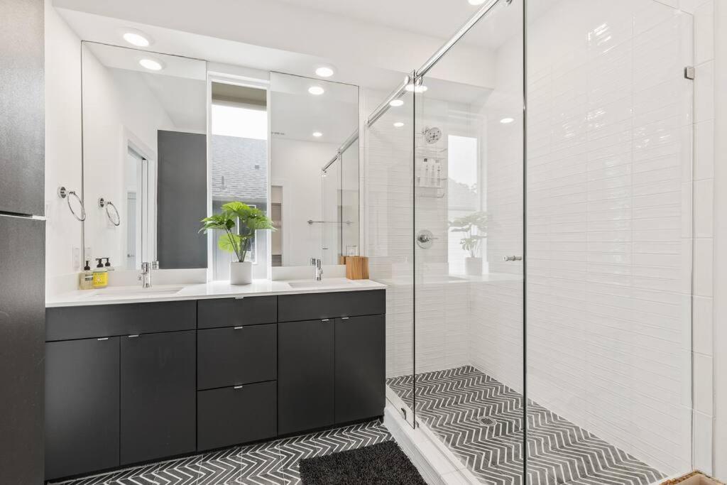Deluxe 2-Bed Townhome close to everything! view 3