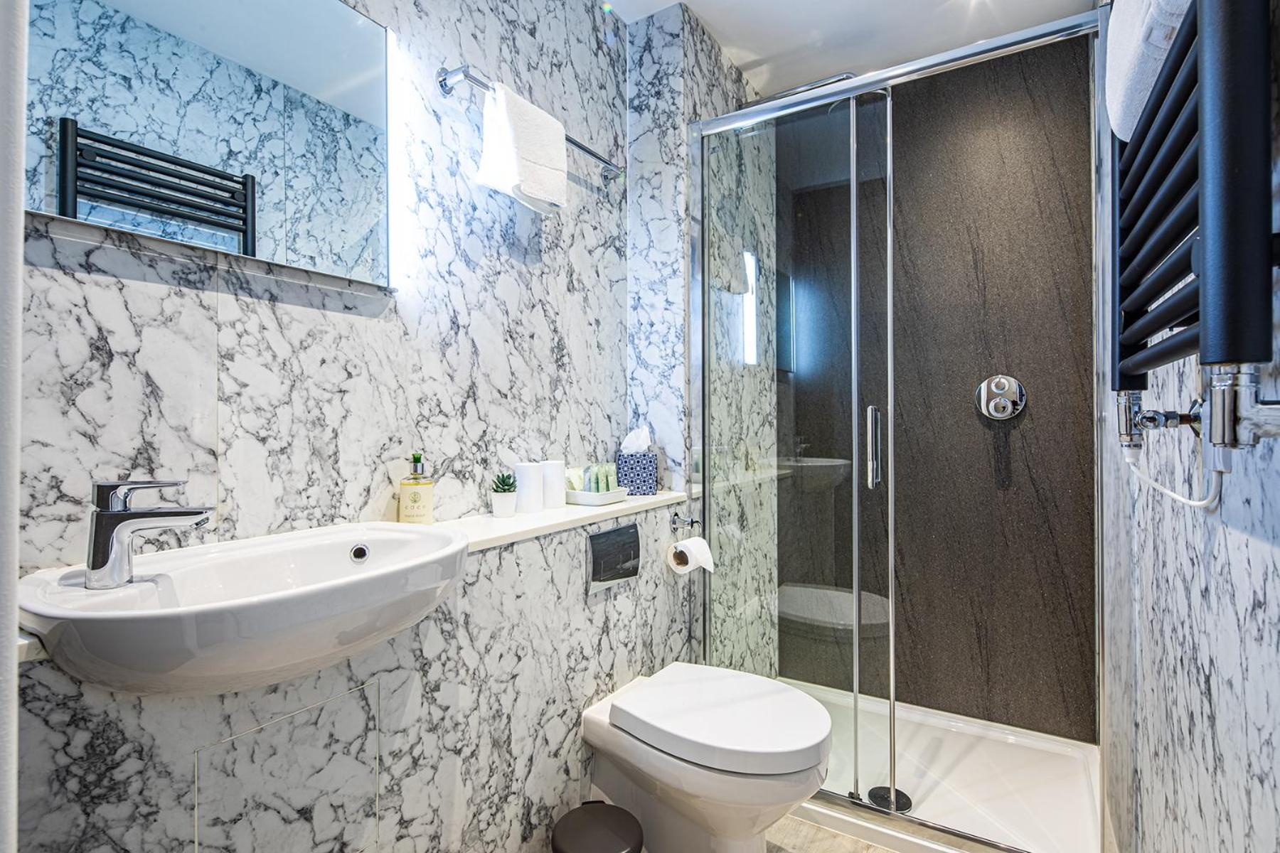 Fountains Guest House - Harrogate Stays with FREE PARKING