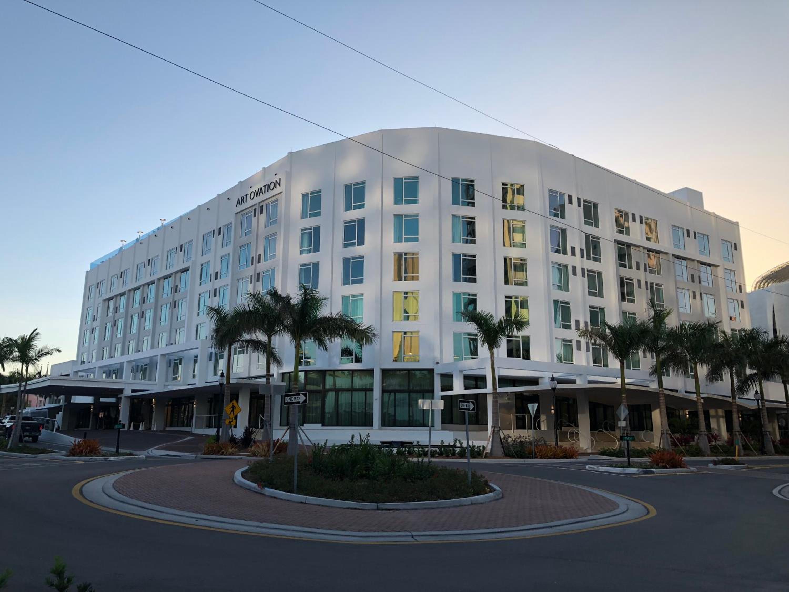 Hotel Art Ovation Hotel, Autograph Collection - Image 1