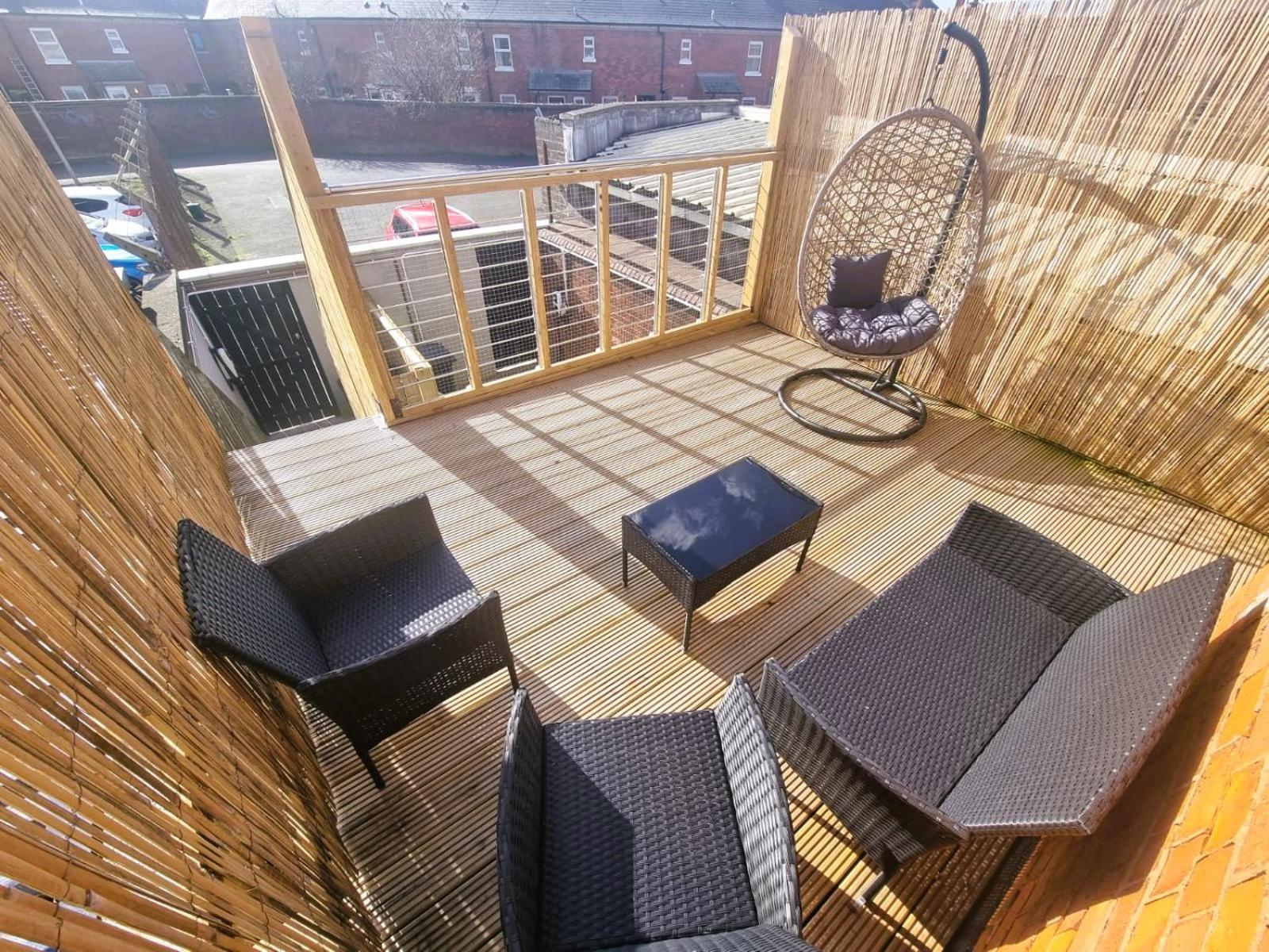 LMK, 2 Bedroom Apartment, with Roof Terrace, Free parking, EV Charger, Great Location. view 3