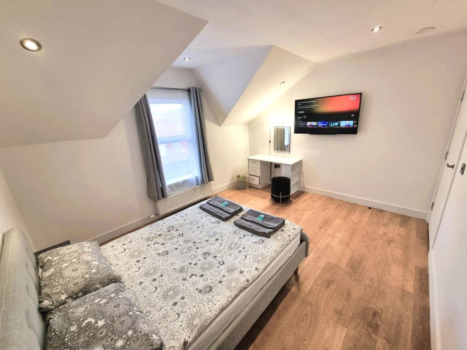 LMK, 2 Bedroom Apartment, with Roof Terrace, Free parking, EV Charger, Great Location. view 4