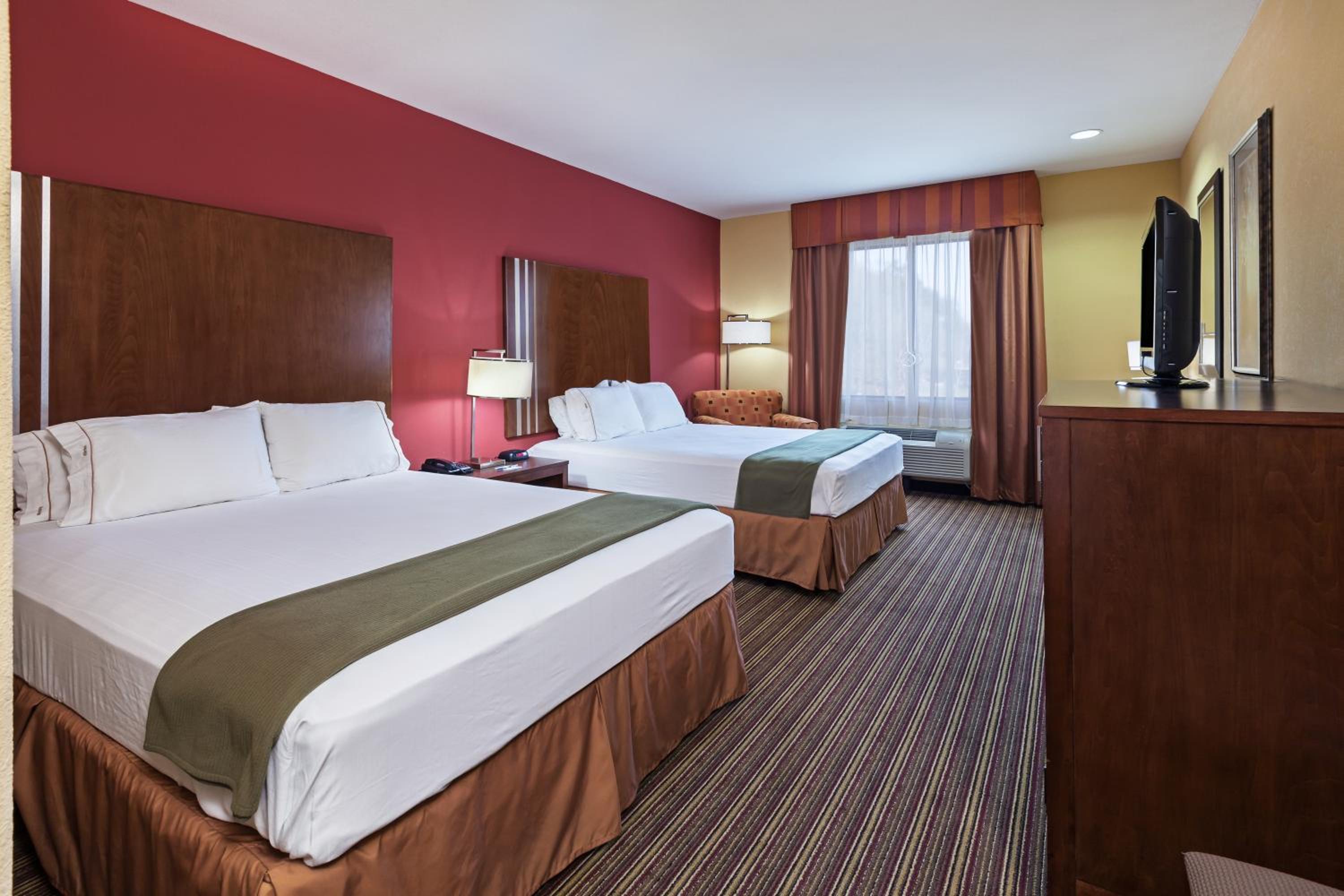 Holiday Inn Express & Suites Cleveland by IHG view 3