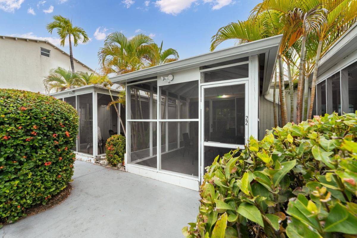 Perfectly Located in the Heart of Seven Mile Beach apts view 4