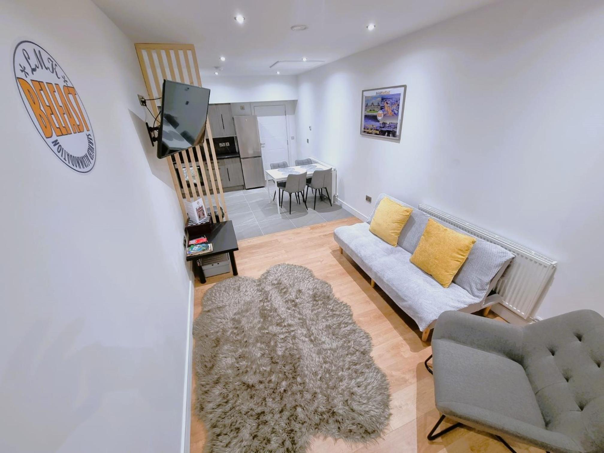 LMK, spacious 1 bedroom Ground floor Apartment, EV charger, Free parking Wi-fi, Great location view 2