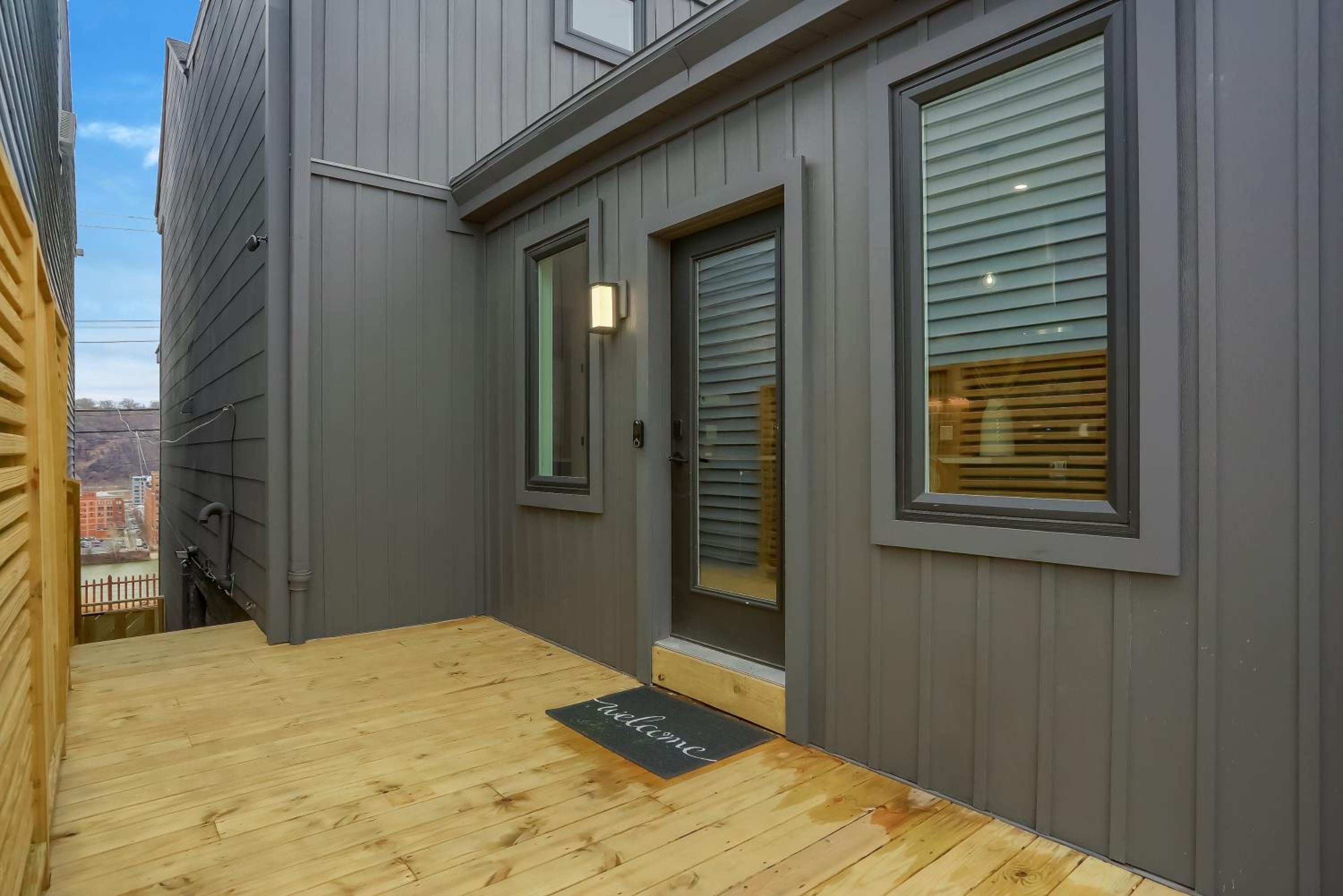 Urban Oasis Retreat With Luxury Design, Hot Tub, Fire Pit, Breathtaking Downtown & River Views view 4