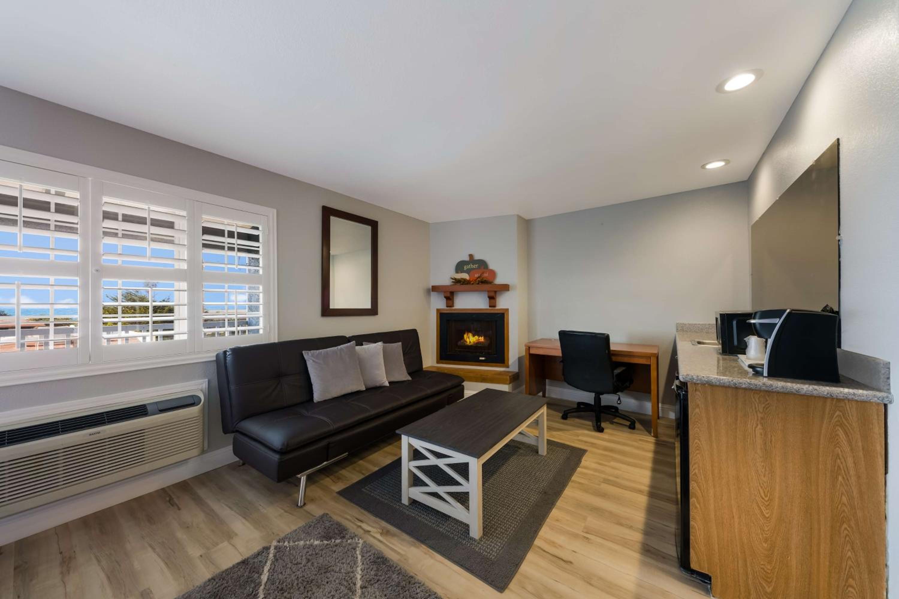 San Simeon Vacations - Pacific Coast Roadhouse Hotel - Property Image 5