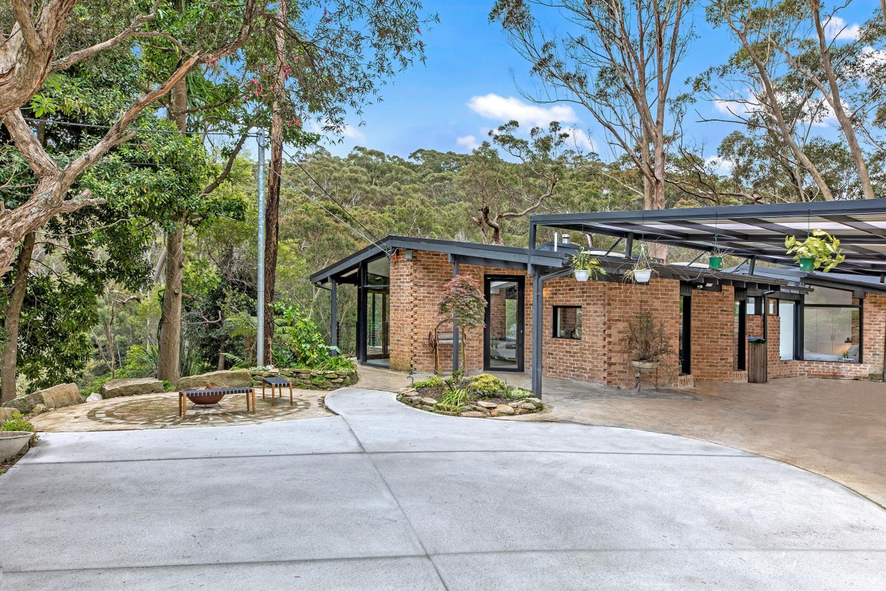 Hotel Stunning Peaceful Holiday Haven with Waterfall - Image 1