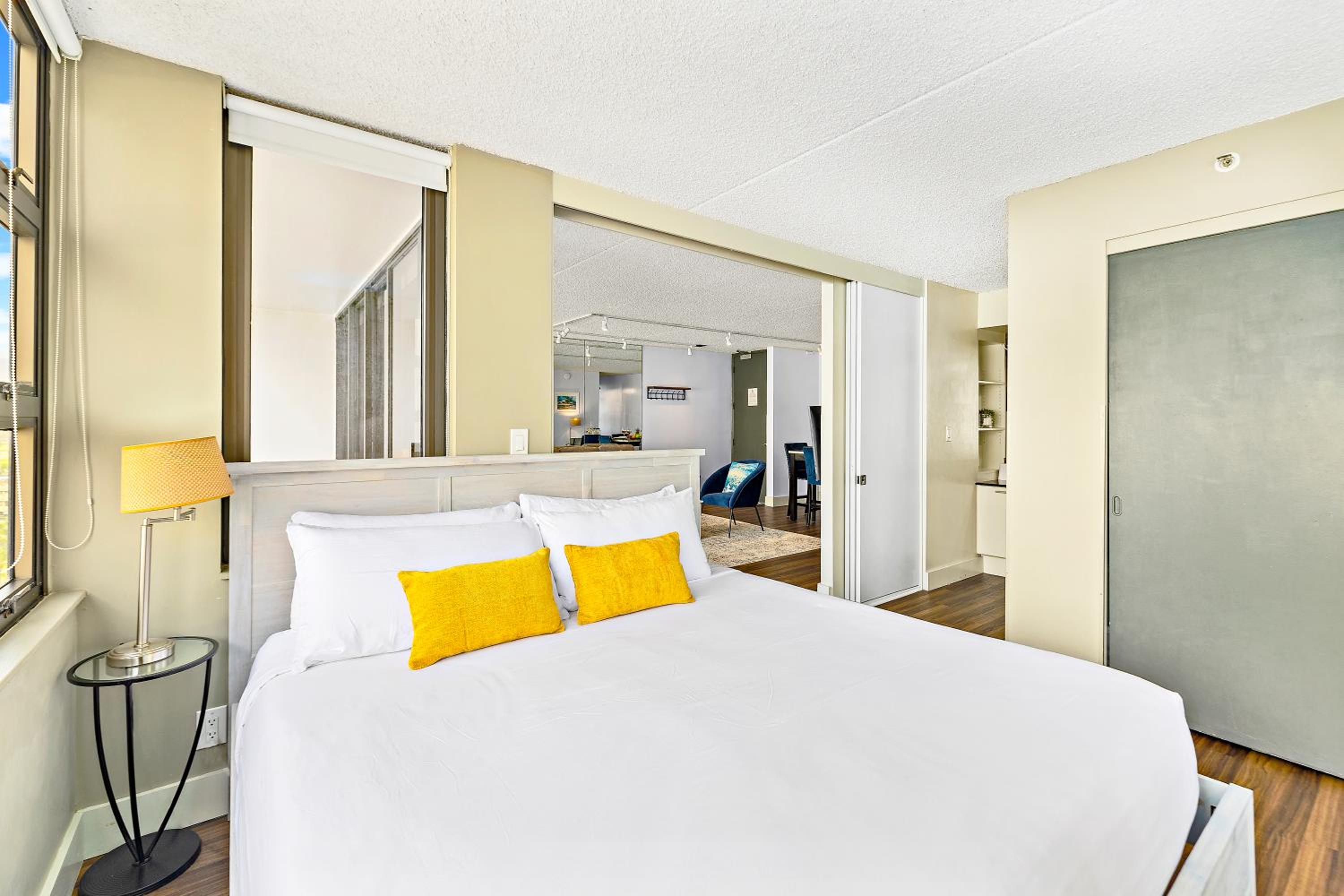 Waikiki Banyan Ocean View Close to Beach with Parking view 4
