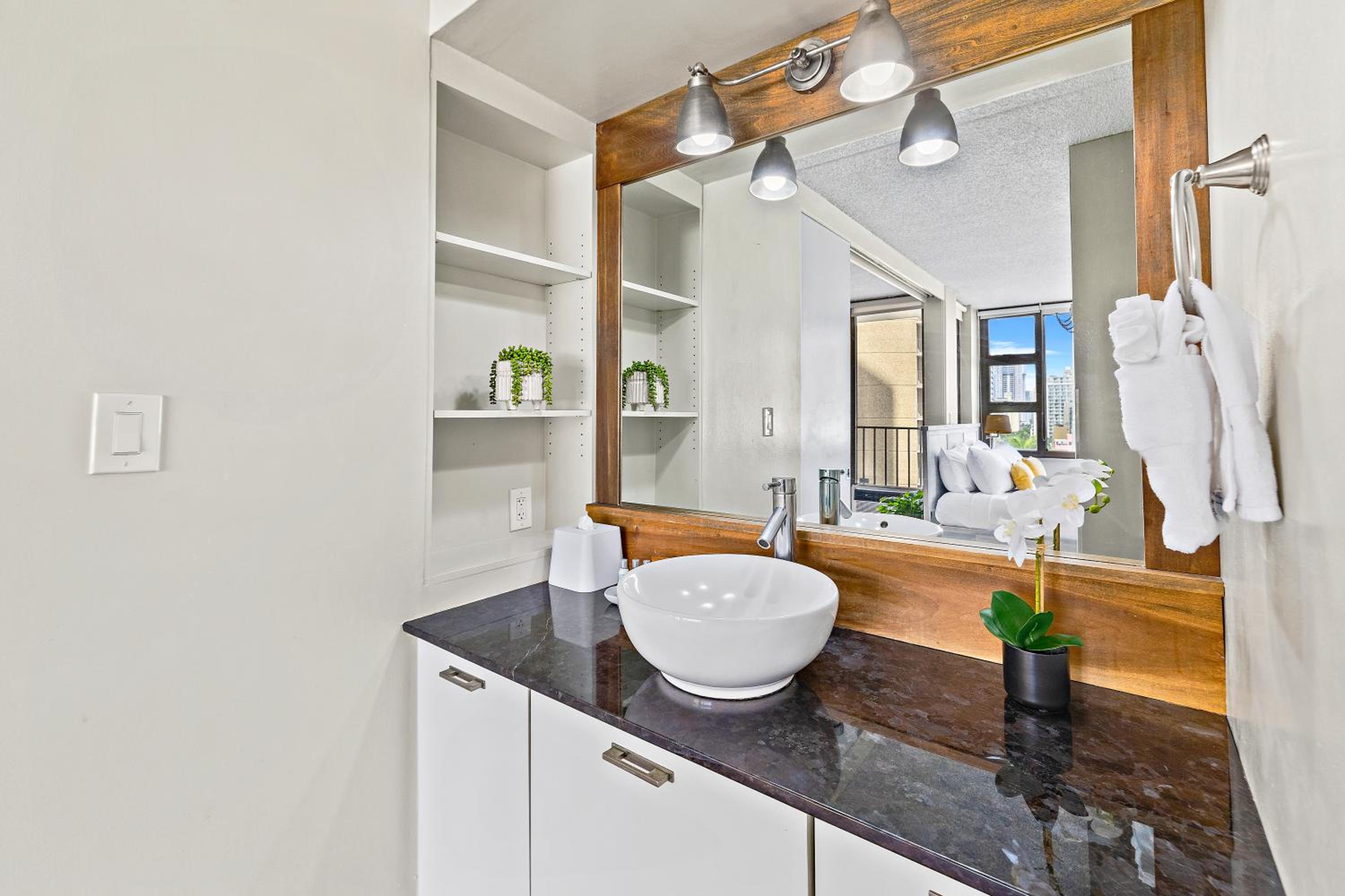 Waikiki Banyan Ocean View Close to Beach with Parking view 5