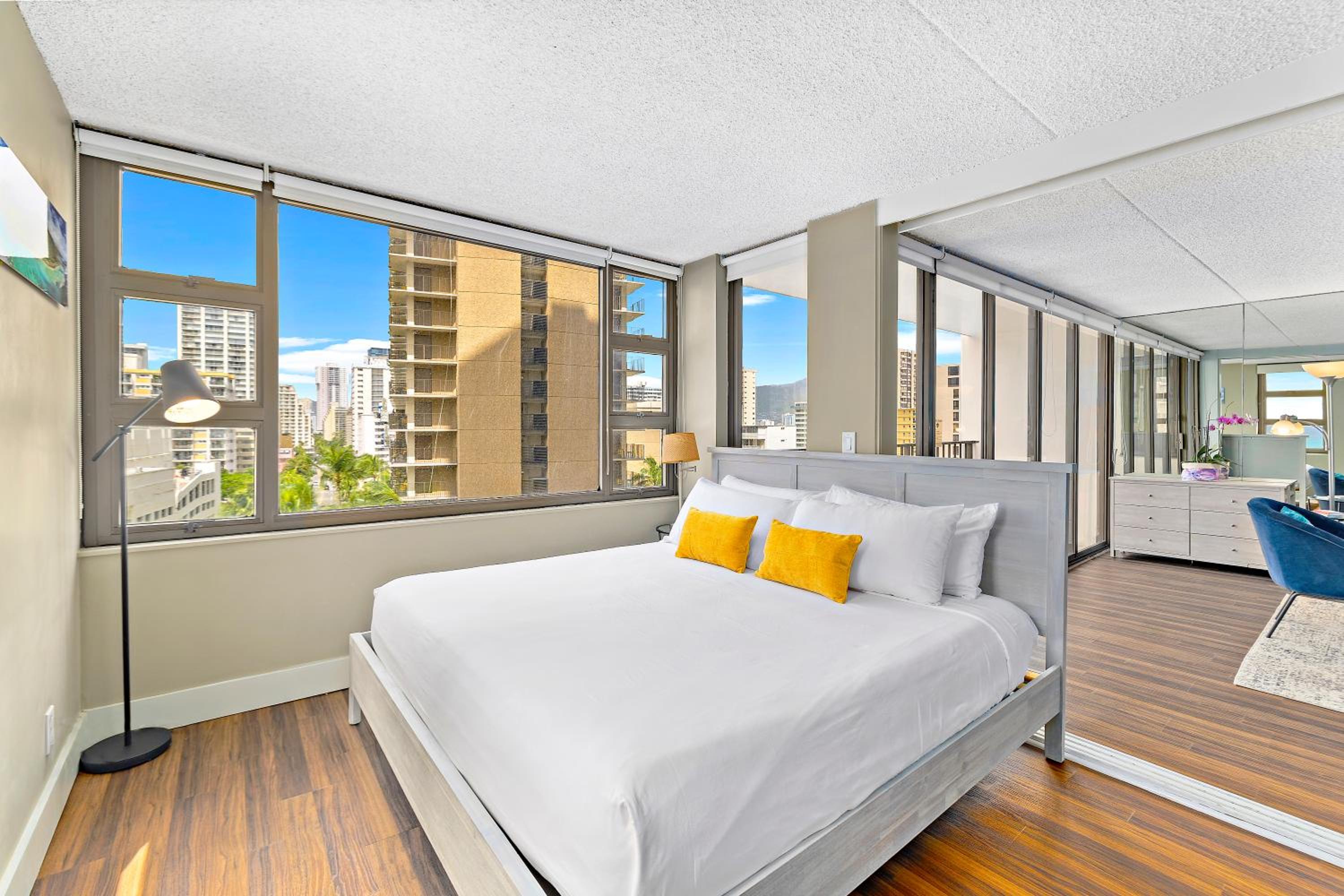 Waikiki Banyan Ocean View Close to Beach with Parking view 3