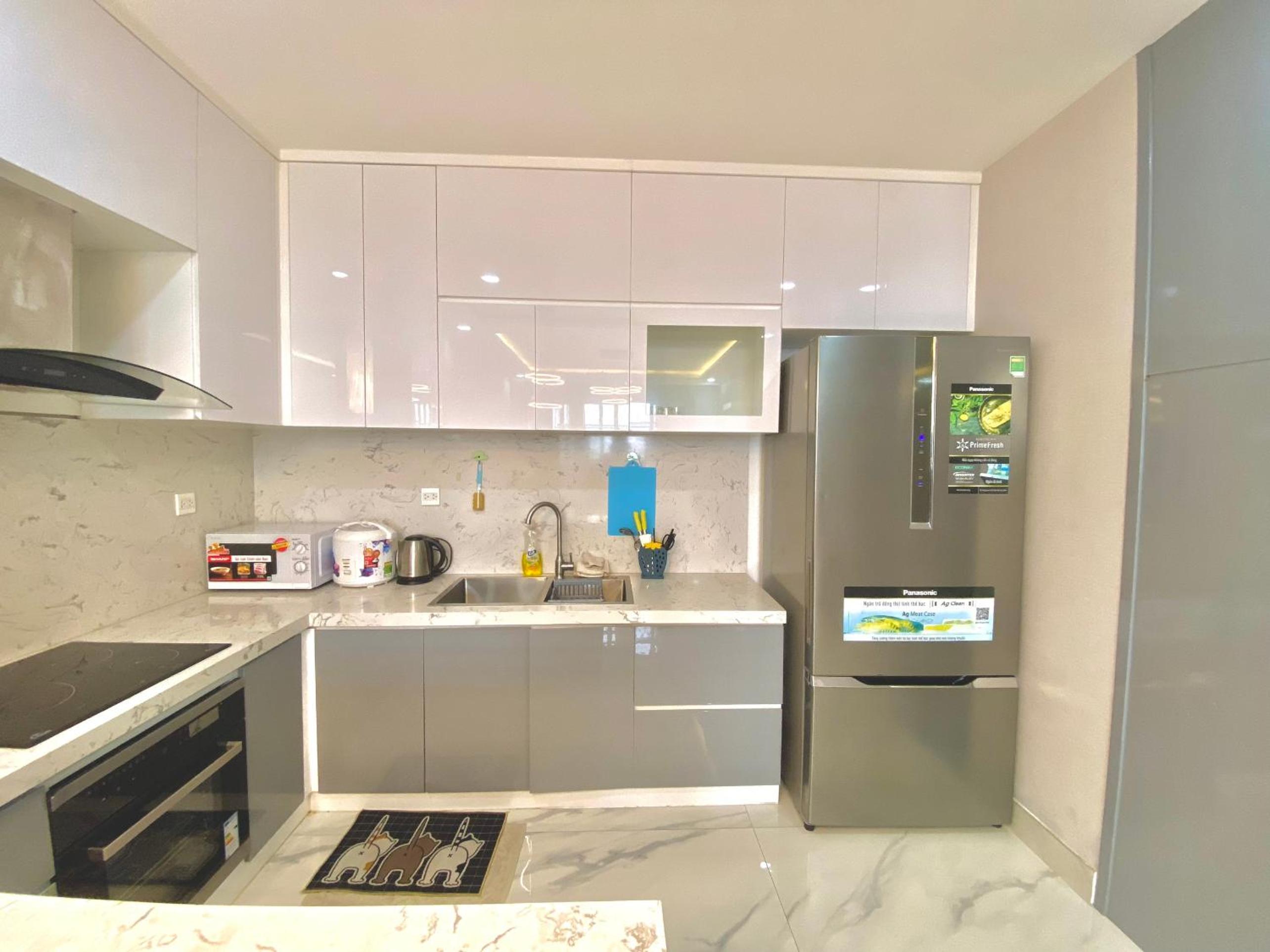 Alm's 2 BedRoom Apartment at Sunrise City District 7