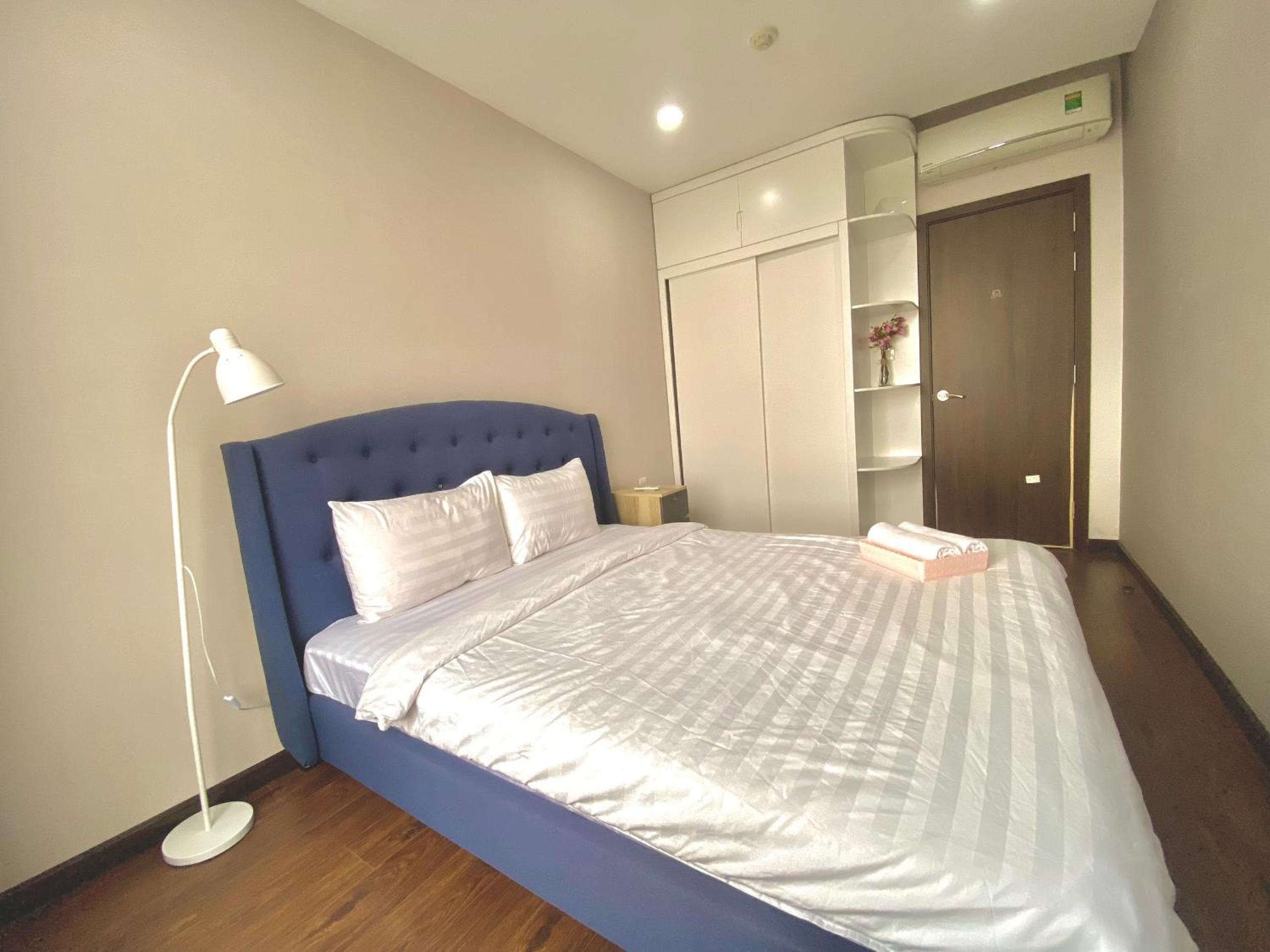Alm's 2 BedRoom Apartment at Sunrise City District 7