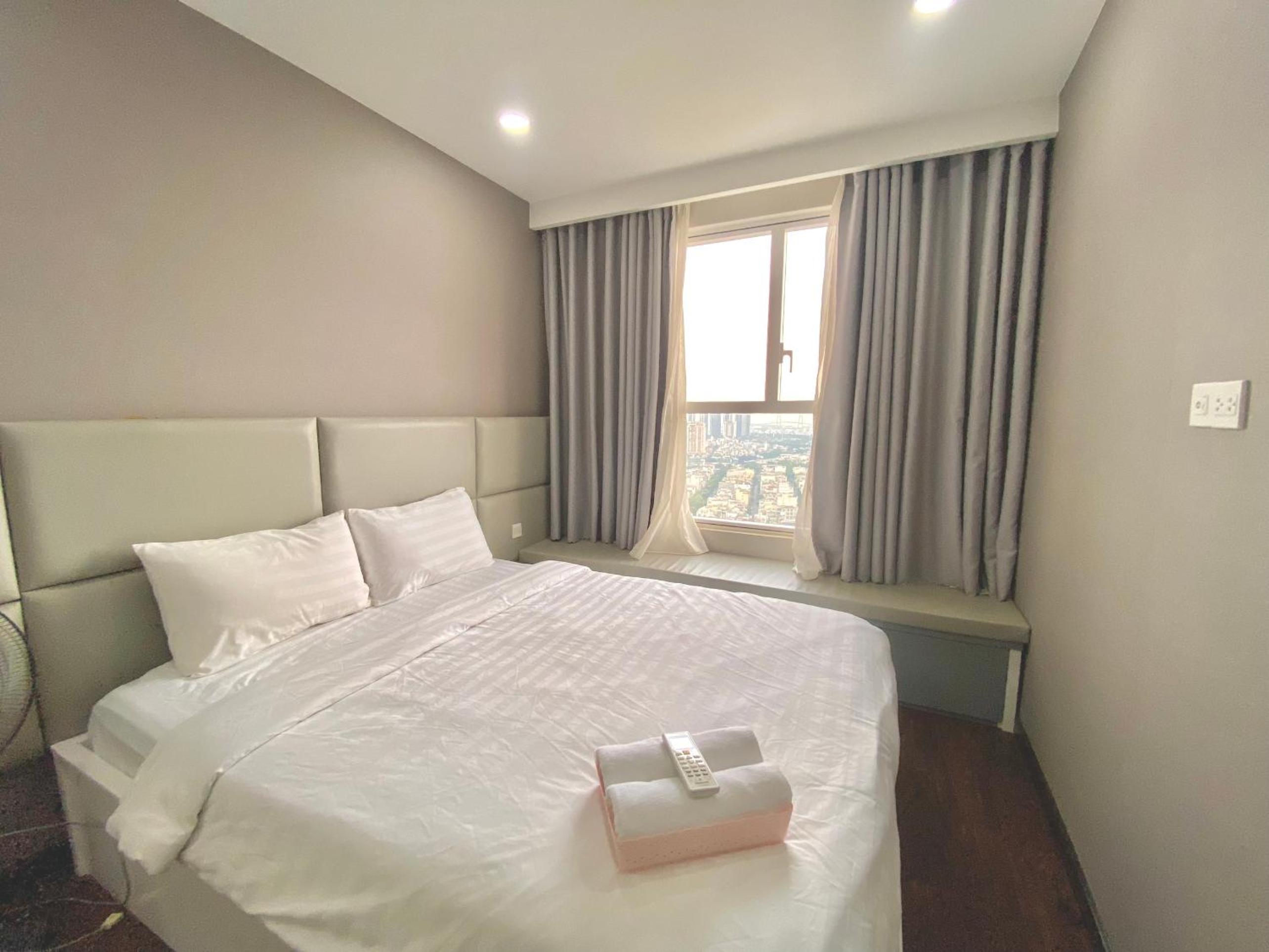 Alm's 2 BedRoom Apartment at Sunrise City District 7