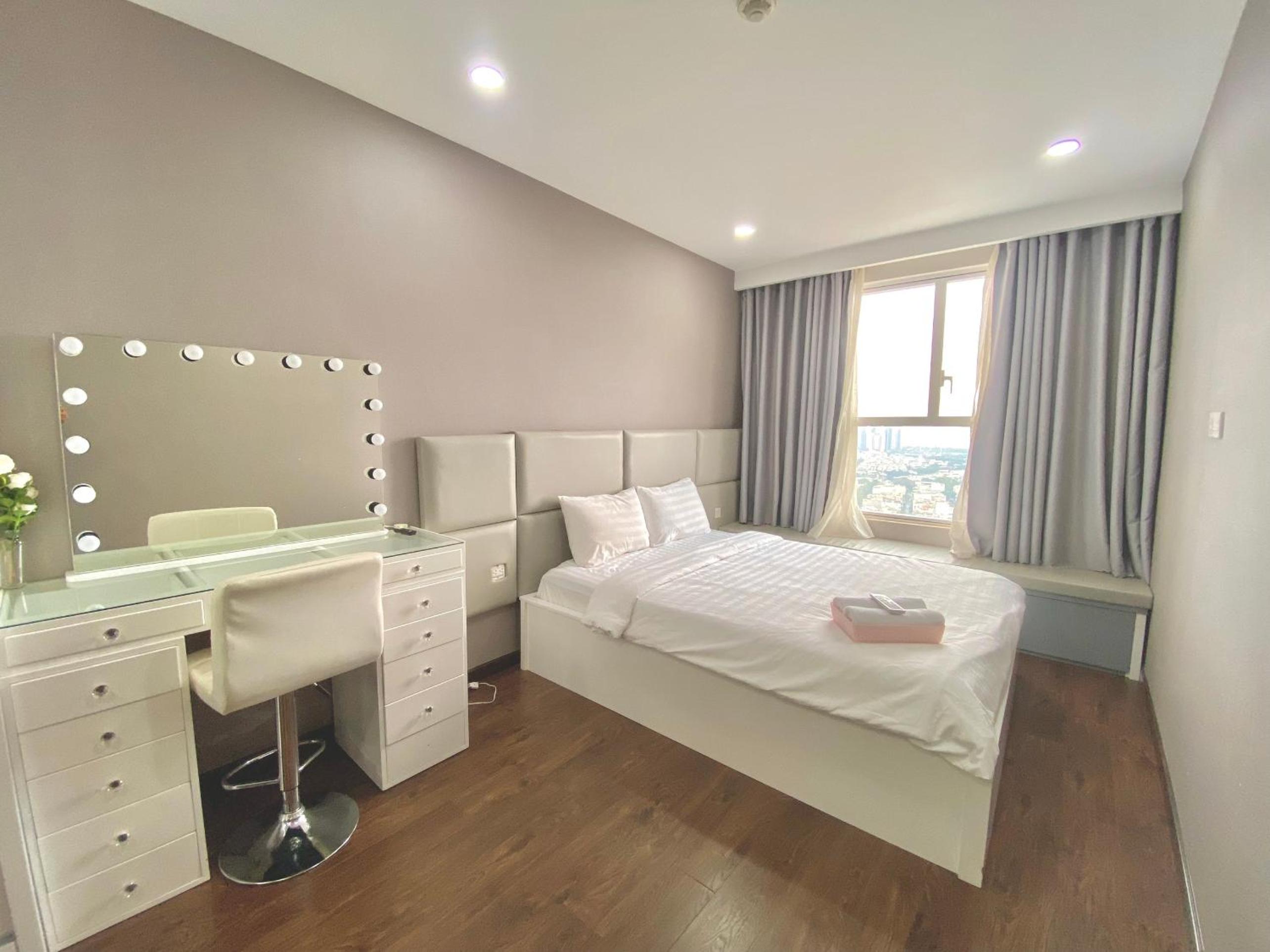 Alm's 2 BedRoom Apartment at Sunrise City District 7