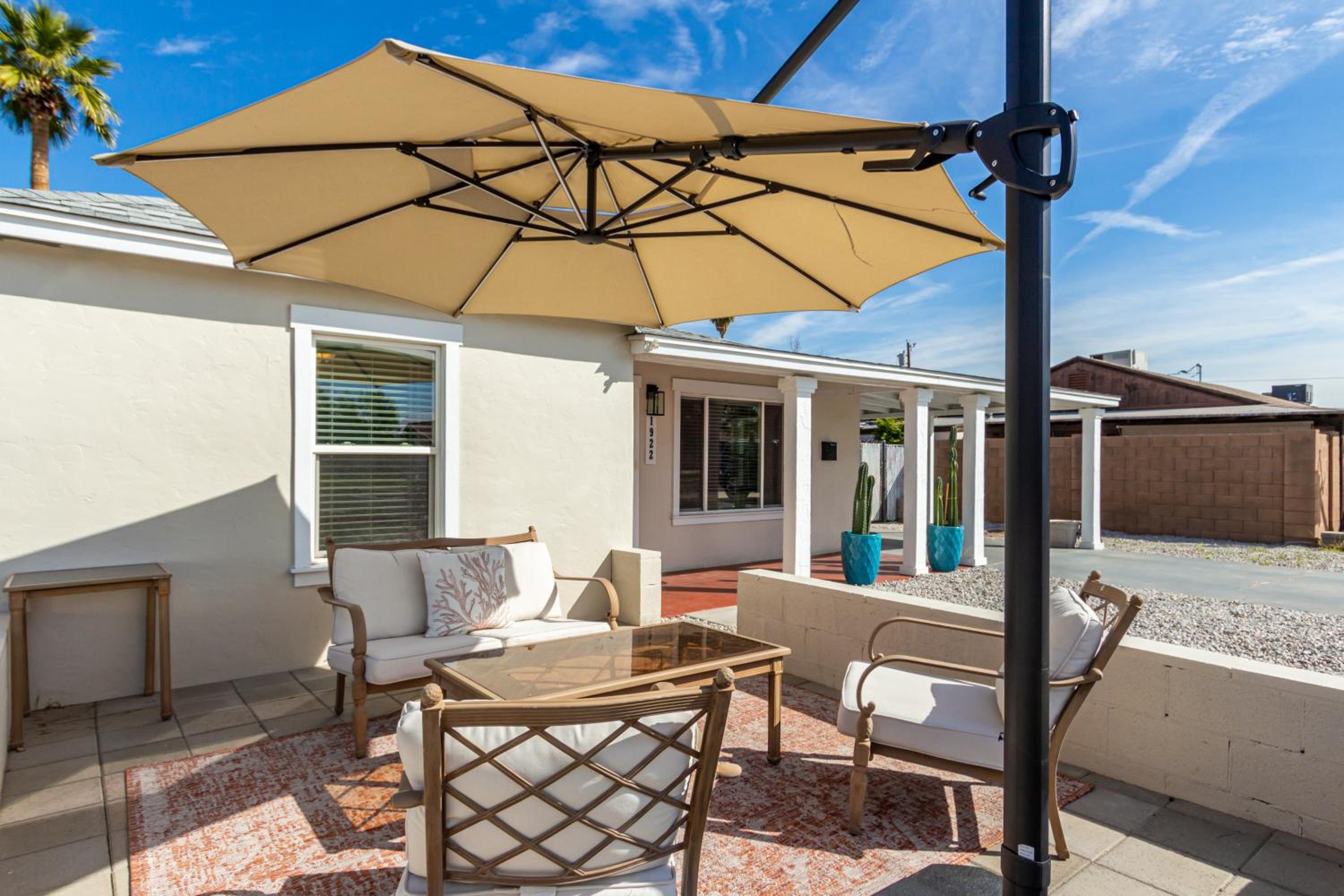 MODERN LIVING! CAMELBACK EAST-BILTMORE HOME view 2