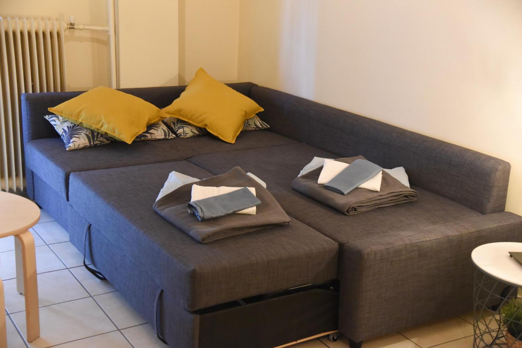 Pythagorean Theorem by YHA en Athens — bedroom