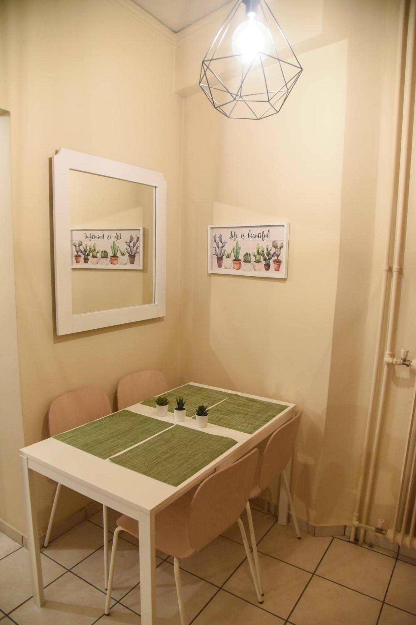 Pythagorean Theorem by YHA en Athens — dining