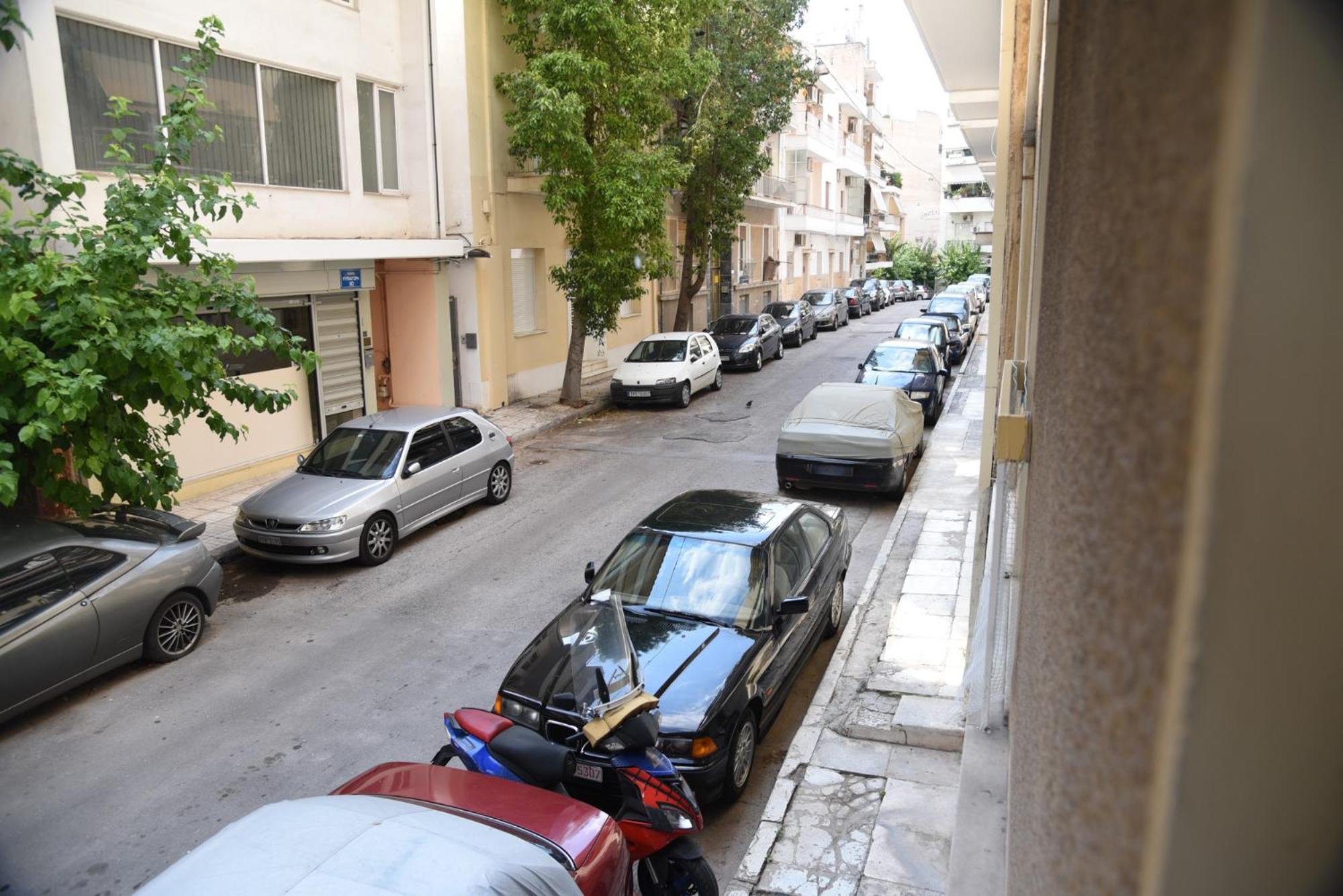 Pythagorean Theorem by YHA en Athens — parking