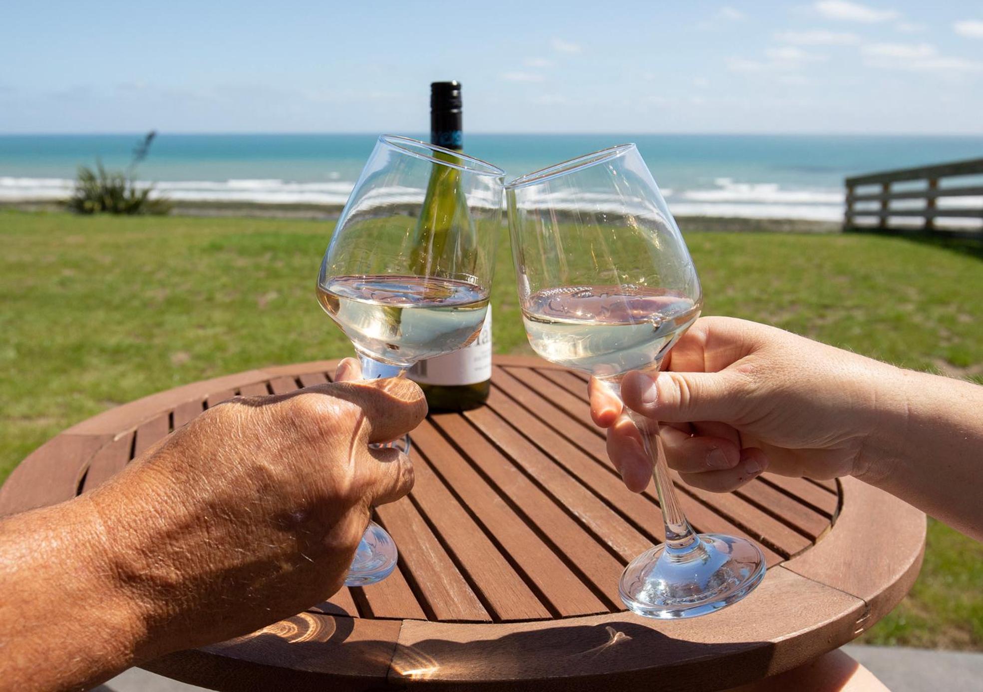 Views over Tasman, New luxury boutique studio overlooking the Tasman Sea view 3