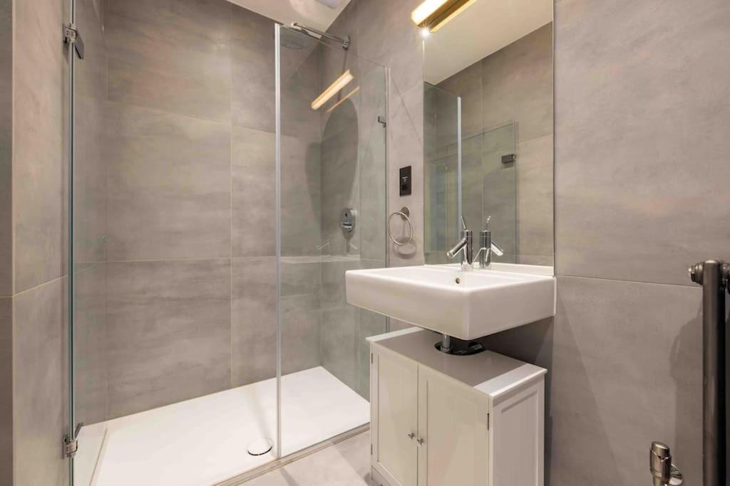 Stunning Notting Hill, 3 BD, fine Street, Garden