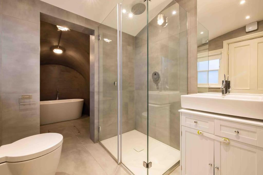 Stunning Notting Hill, 3 BD, fine Street, Garden