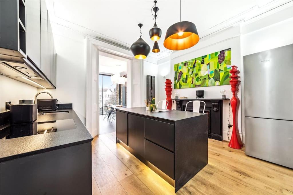 Stunning Notting Hill, 3 BD, fine Street, Garden